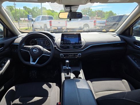 Used 2025 Nissan Altima 2.5 SV image 17