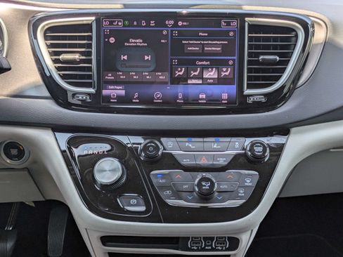 Used 2023 Chrysler Pacifica Touring-L FWD image 5