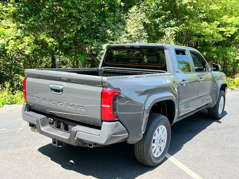 Used 2025 Toyota Tacoma SR5 AWD/4WD image 5