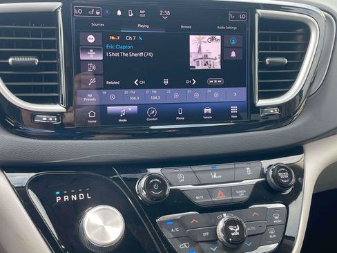 Used 2022 Chrysler Pacifica Touring-L FWD image 9