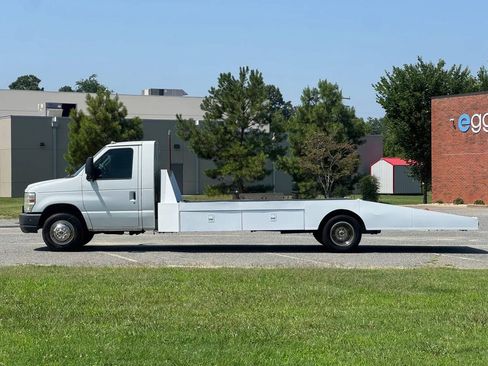 Used 2011 Ford E-450 and Econoline 450 Super Duty RWD image 2