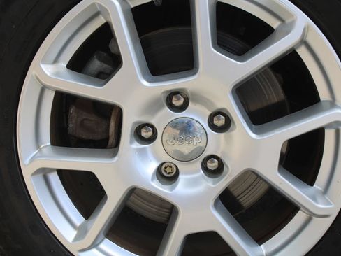 Used 2021 Jeep Renegade Latitude FWD image 18