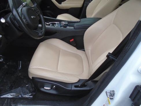 Used 2019 Jaguar F-PACE Premium image 10