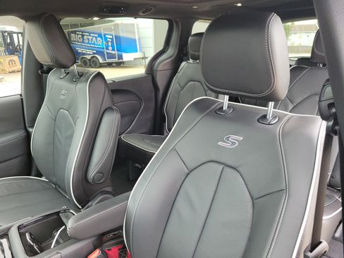 New 2026 Chrysler Pacifica Limited image 15