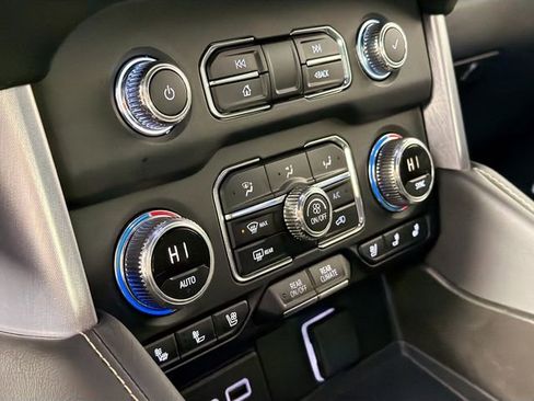 Used 2024 GMC Yukon SLT w/ SLT Luxury Package image 16