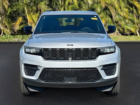 Used 2022 Jeep Grand Cherokee Altitude AWD/4WD image 2