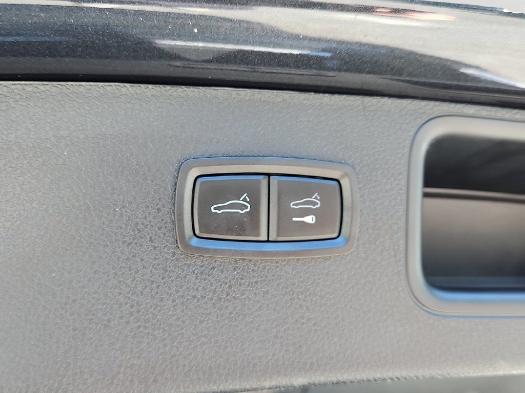 Used 2025 Porsche Macan Turbo AWD/4WD image 29