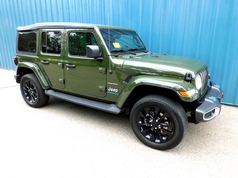 Used 2023 Jeep Wrangler Unlimited Sahara w/ Cold Weather Group AWD/4WD image 7