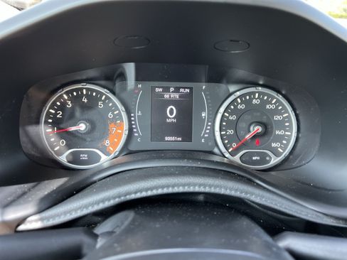 Used 2017 Jeep Renegade Latitude w/ Popular Equipment Group FWD image 18