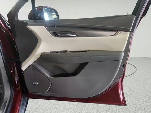 Used 2017 Cadillac XT5 Luxury FWD image 25