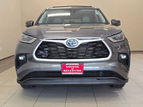 Used 2023 Toyota Highlander XLE AWD/4WD image 6