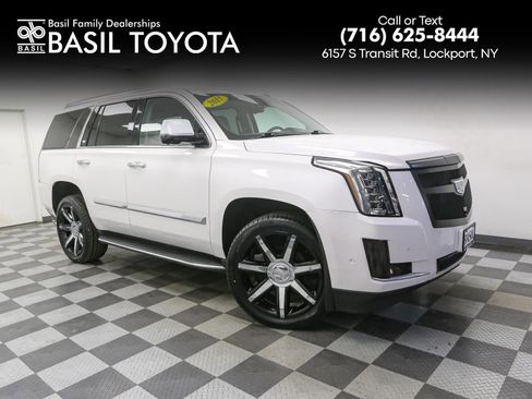 Used 2017 Cadillac Escalade Luxury image 1