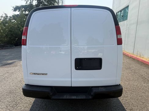 Used 2017 Chevrolet Express 3500 RWD image 19