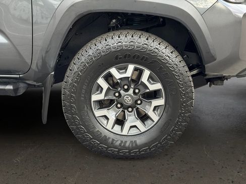 Used 2023 Toyota Tacoma TRD Off-Road w/ Advanced Technology Package AWD/4WD image 10