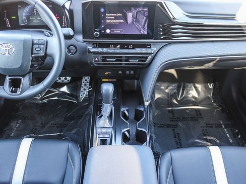 Used 2025 Toyota Camry SE image 13