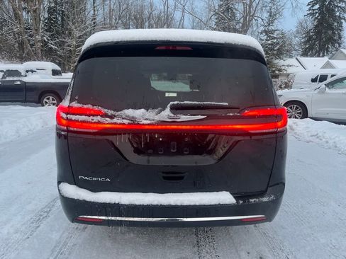 Used 2024 Chrysler Pacifica Touring-L image 4