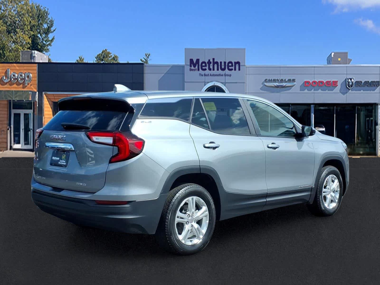 Used 2024 GMC Terrain SLE AWD/4WD image 4
