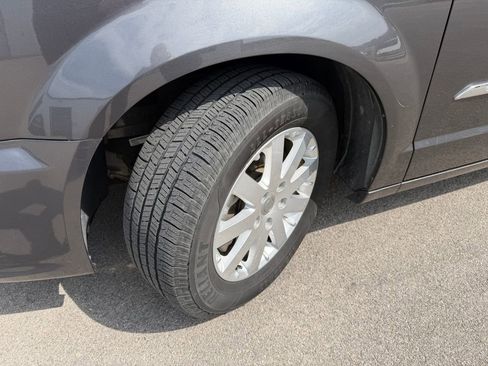 Used 2016 Chrysler Town & Country Touring image 16