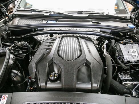 Certified 2025 Porsche Macan AWD/4WD image 32