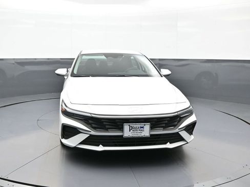 Certified 2025 Hyundai Elantra SE image 2