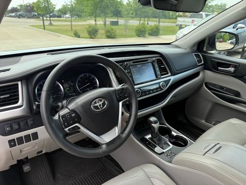 Used 2017 Toyota Highlander XLE AWD/4WD image 9