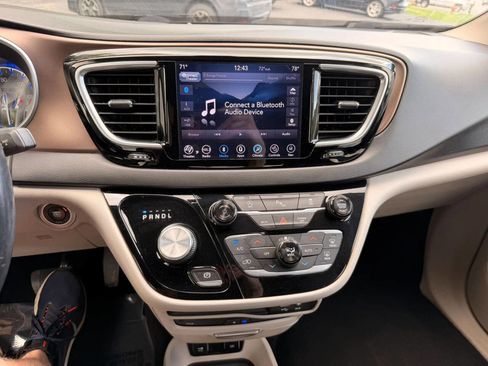 Used 2018 Chrysler Pacifica Touring-L Plus FWD image 13