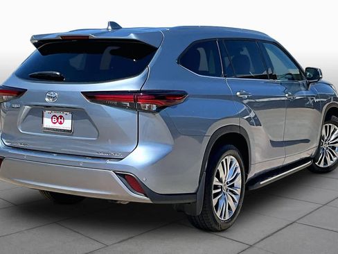 Used 2024 Toyota Highlander Platinum FWD image 9