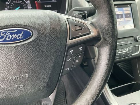 Used 2017 Ford Fusion SE w/ Fusion SE Technology Package FWD image 19