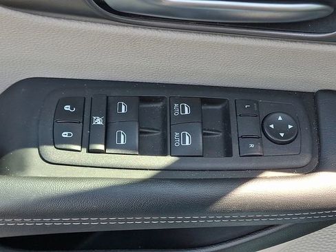 Used 2023 Chrysler Pacifica Touring-L FWD image 25