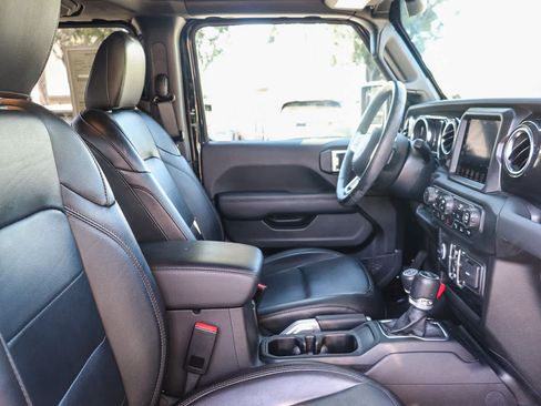 Used 2022 Jeep Wrangler Unlimited Sahara AWD/4WD image 14