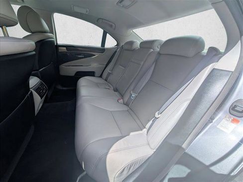 Used 2015 Lexus LS 460 w/ Comfort Package RWD image 18