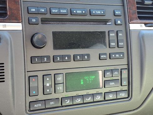 Used 2006 Lincoln Town Car Signature image 9