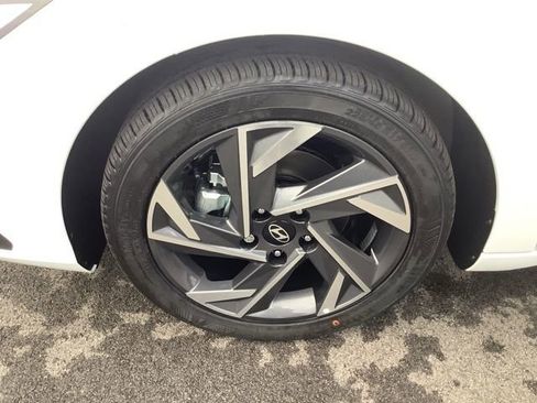 Certified 2025 Hyundai Elantra Sport image 38