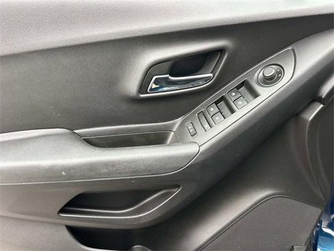 Used 2020 Chevrolet Trax LT w/ Driver Confidence Package image 28