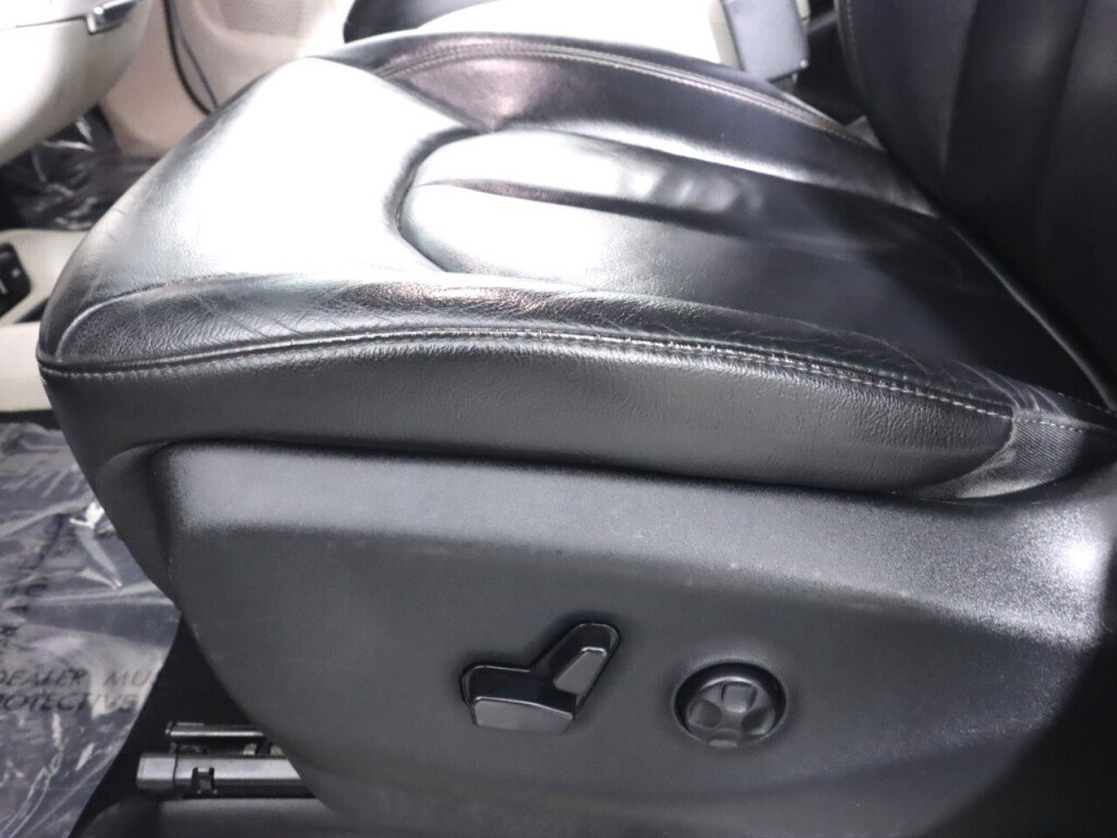 Used 2017 Chrysler Pacifica Touring-L FWD image 28