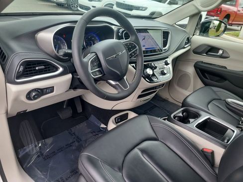Certified 2024 Chrysler Pacifica Touring-L FWD image 19