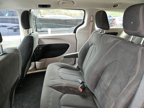 Used 2018 Chrysler Pacifica L image 8