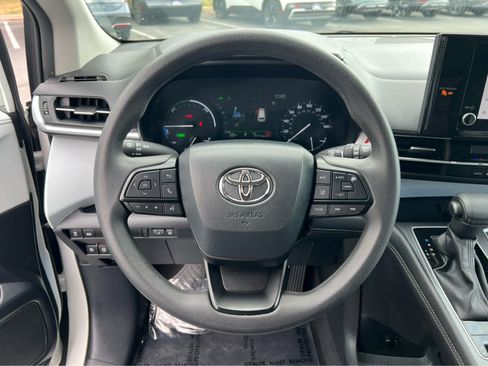 Used 2025 Toyota Sienna LE FWD image 33
