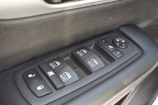 Used 2025 Chrysler Pacifica Limited FWD image 13