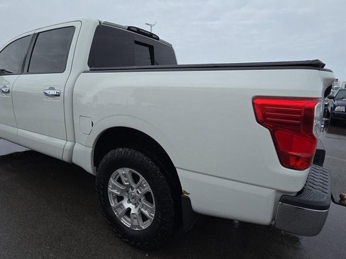 Used 2018 Nissan Titan SV image 7