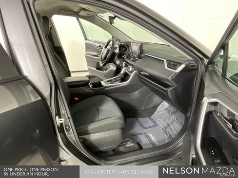 Used 2022 Toyota RAV4 LE FWD image 15