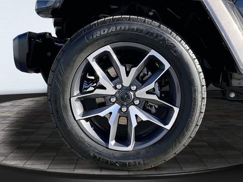 Used 2024 Jeep Wrangler Unlimited AWD/4WD image 32