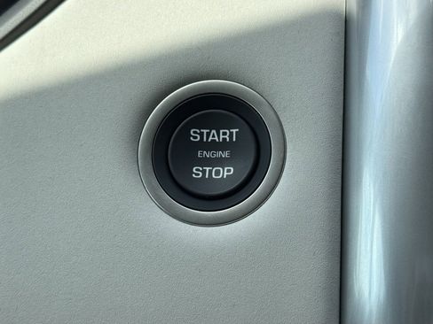 Certified 2025 Land Rover Discovery S image 20