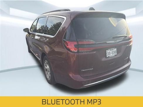 Used 2023 Chrysler Pacifica Limited w/ Uconnect Theater Family Group FWD image 2