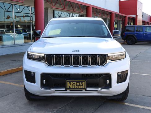 Used 2022 Jeep Grand Cherokee Overland w/ Luxury Tech Group IV AWD/4WD image 3