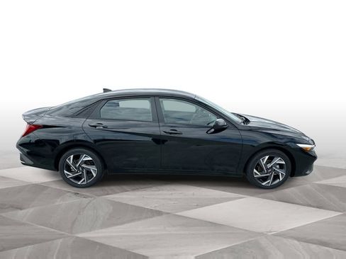 Used 2025 Hyundai Elantra SEL FWD image 9
