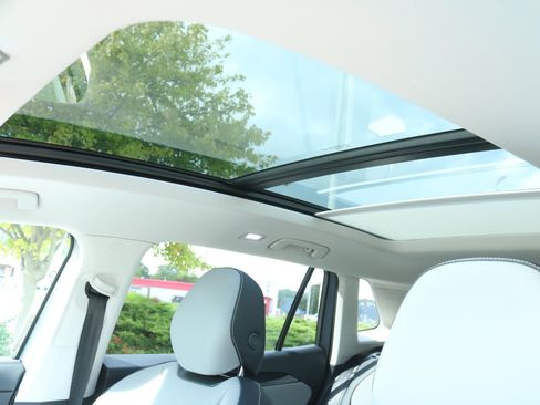 New 2025 Volkswagen Tiguan SE image 16