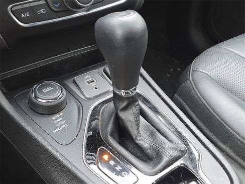 Used 2019 Jeep Cherokee Limited image 33