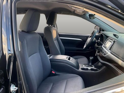 Used 2019 Toyota Highlander LE FWD image 9