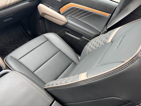 Used 2024 GMC Canyon Denali image 17